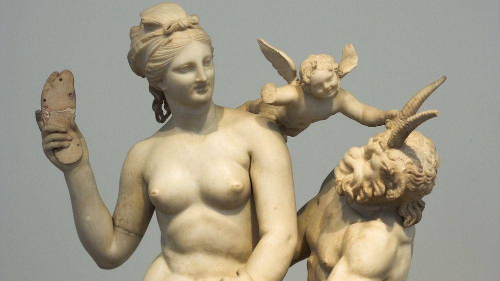 patung Aphrodite bersama Pan dan Eros (thoughtco.com)