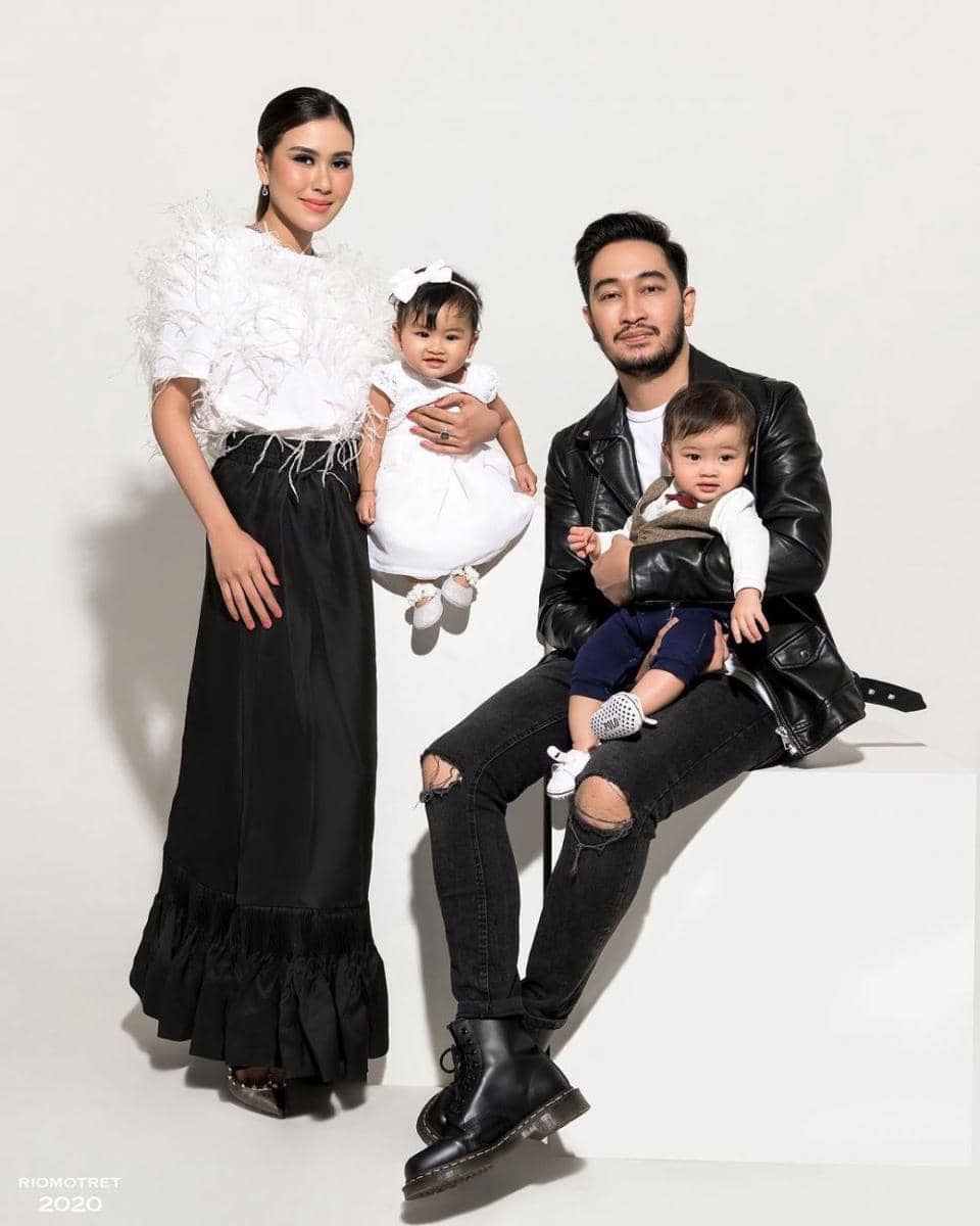 photoshoot keluarga Syahnaz (instagram.com/syahnazs)