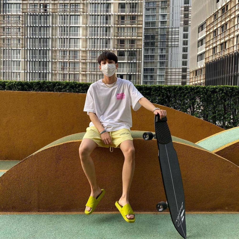 Gun Atthaphan saat kenakan sandal (Instagram.com/gun_atthaphan)