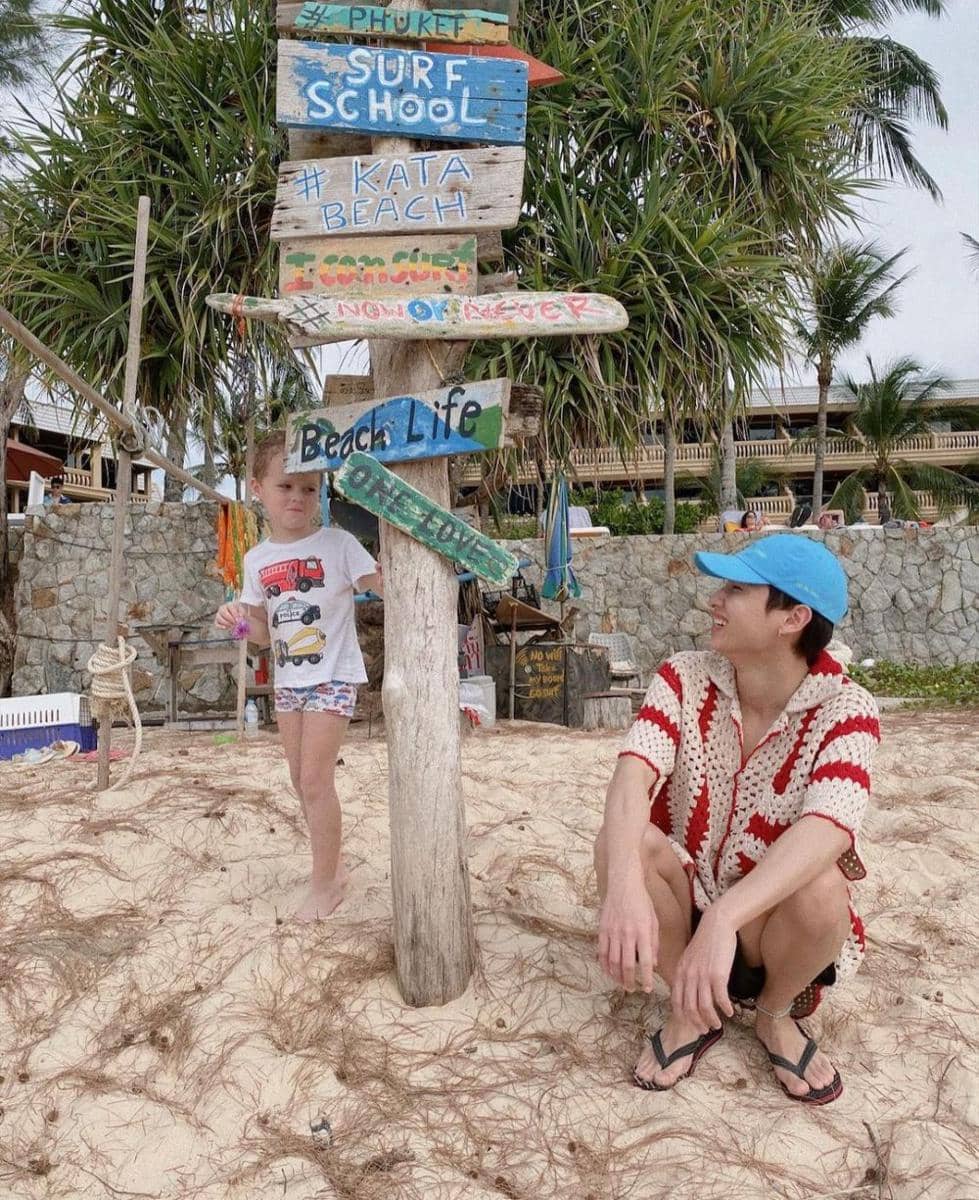 Gun Atthaphan saat kenakan sandal (Instagram.com/gun_atthaphan)