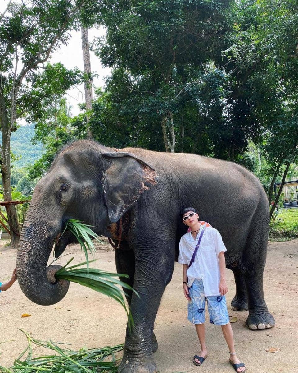 Gun Atthaphan saat kenakan sandal (Instagram.com/gun_atthaphan)