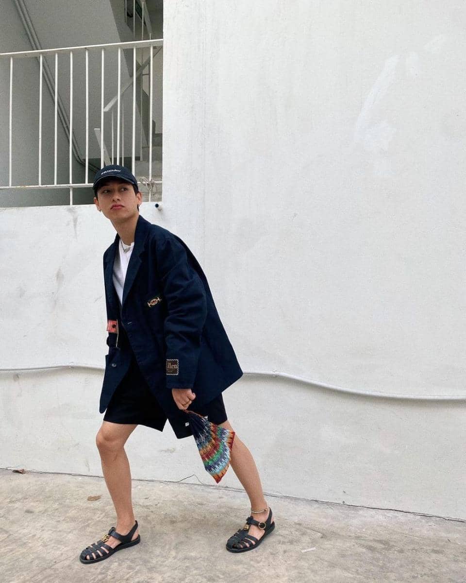 Gun Atthaphan saat kenakan sandal (Instagram.com/gun_atthaphan)