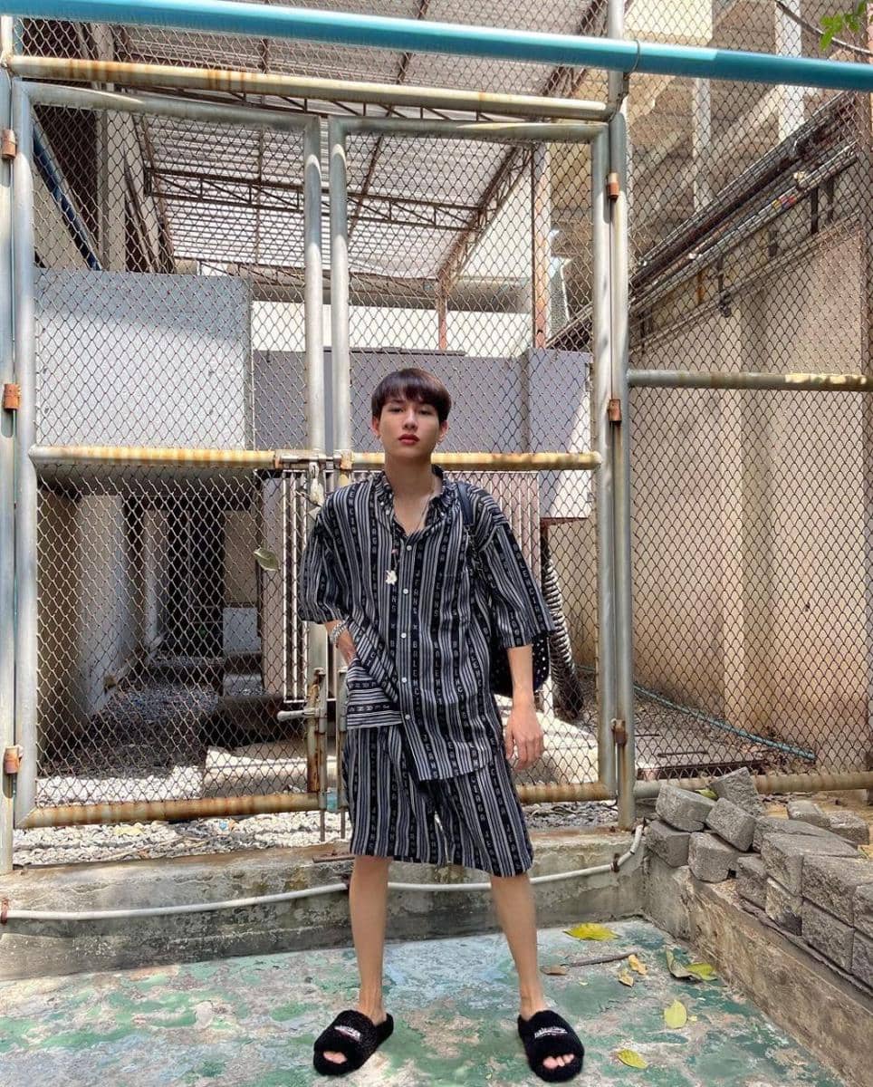 Gun Atthaphan saat kenakan sandal (Instagram.com/gun_atthaphan)