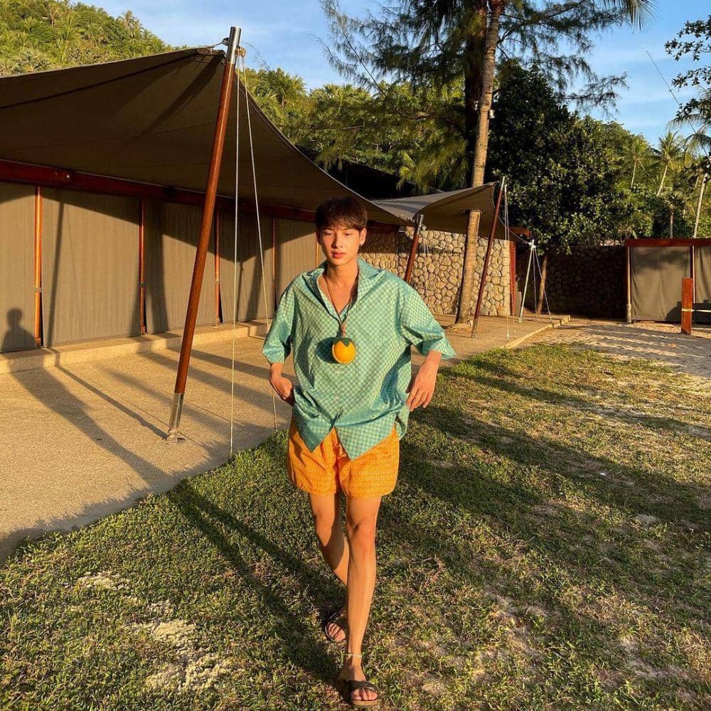 Gun Atthaphan saat kenakan sandal (Instagram.com/gun_atthaphan)