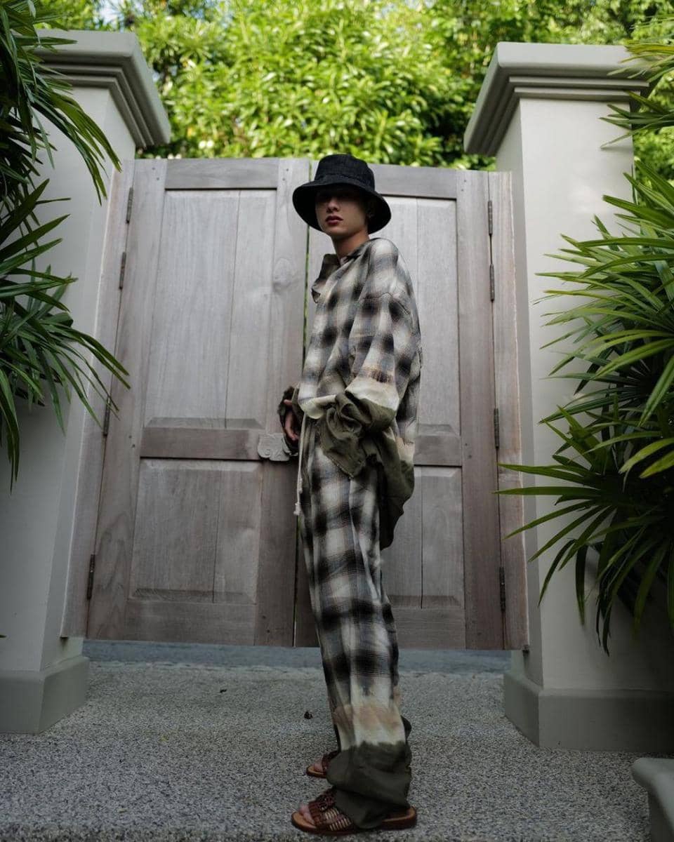 Gun Atthaphan saat kenakan sandal (Instagram.com/gun_atthaphan)