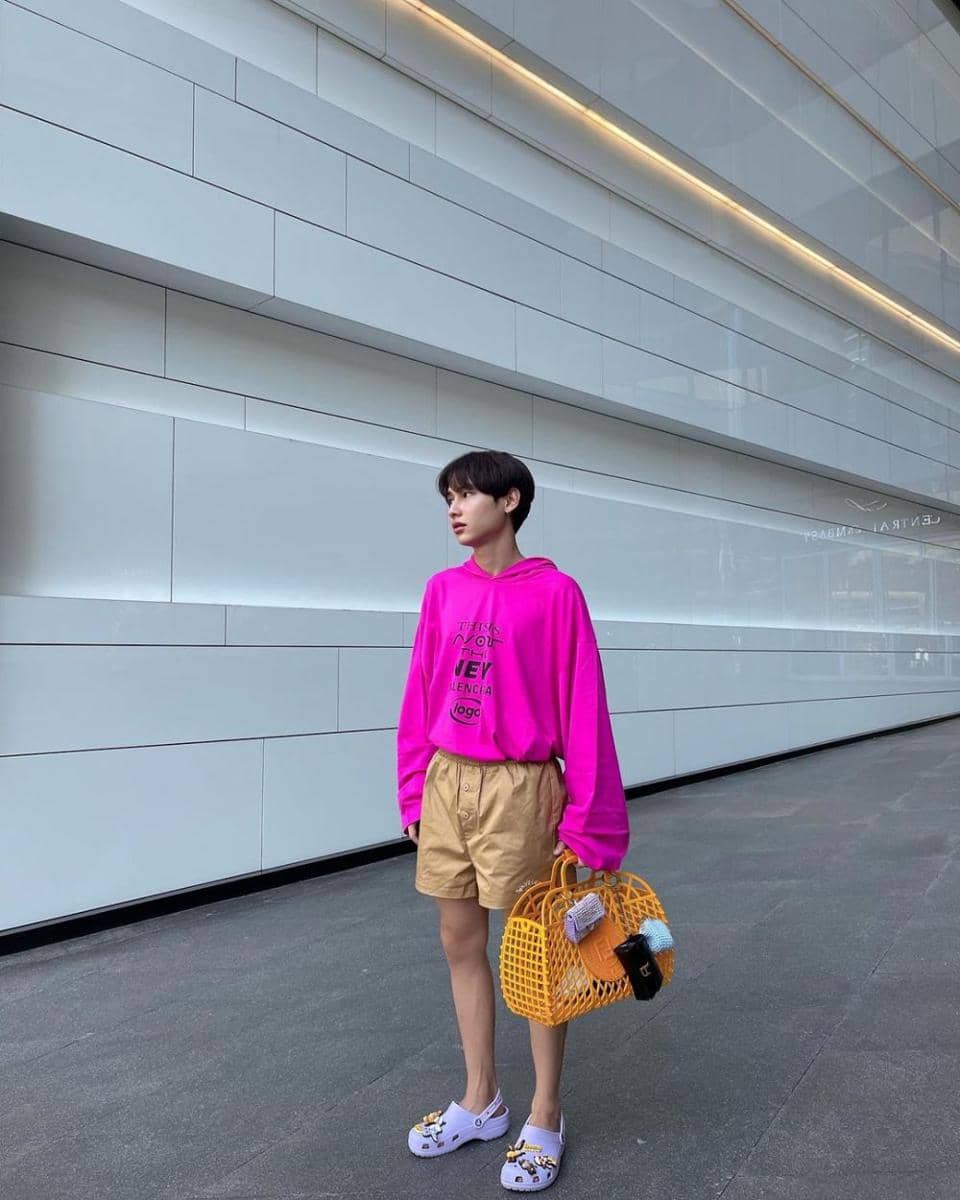 Gun Atthaphan saat kenakan sandal (Instagram.com/gun_atthaphan)