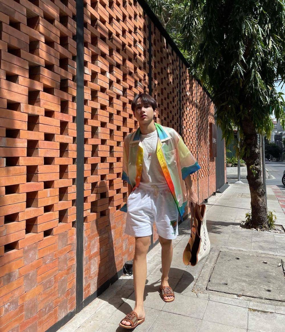 Gun Atthaphan saat kenakan sandal (Instagram.com/gun_atthaphan)