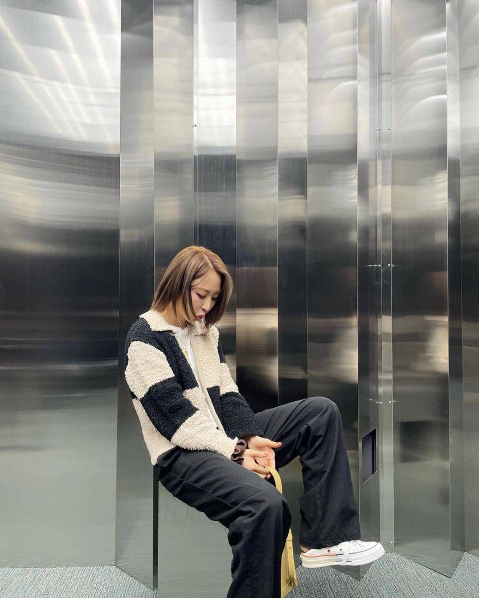 outfit monokrom ala Moonbyul (instagram.com/mo_onbyul)
