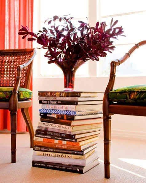 dekorasi rak dengan tumpukan buku (buzzfeed.com)