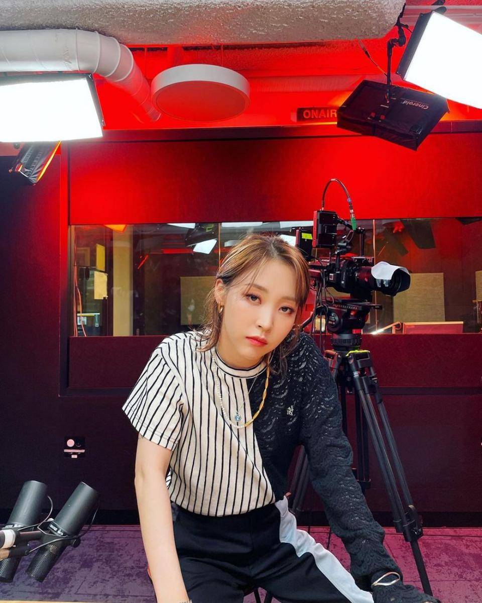 outfit monokrom ala Moonbyul (instagram.com/mo_onbyul)