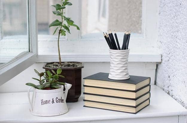 dekorasi rak dengan tumpukan buku (lushome.com)