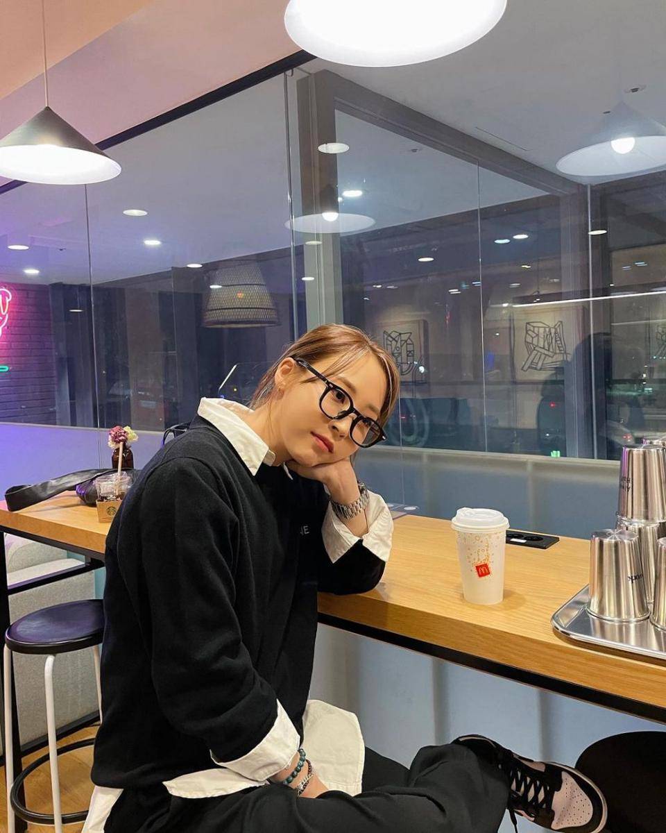 outfit monokrom ala Moonbyul (instagram.com/mo_onbyul)