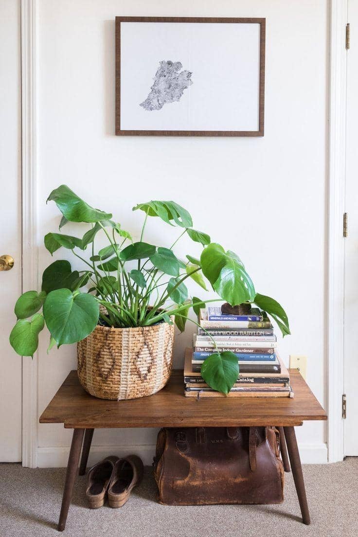 dekorasi rak dengan tumpukan buku (decorobject.com)