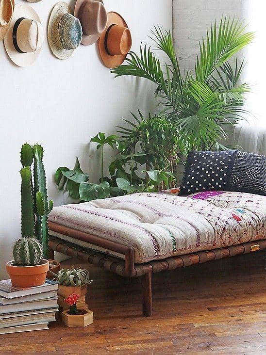 dekorasi rak dengan tumpukan buku (decorobject.com)