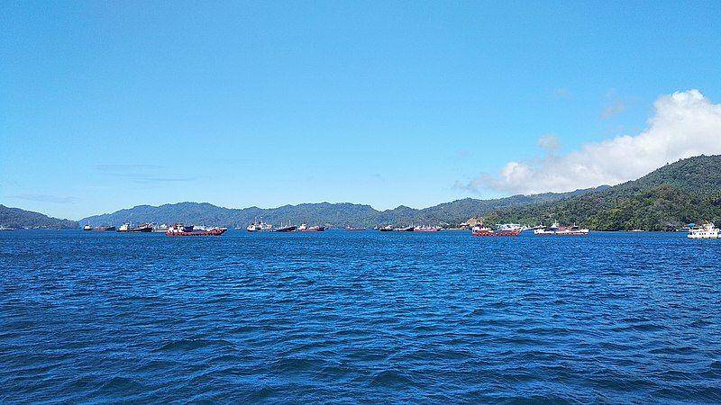 laut dan kapal di Pelabuhan Bitung (commons.wikimedia.org)