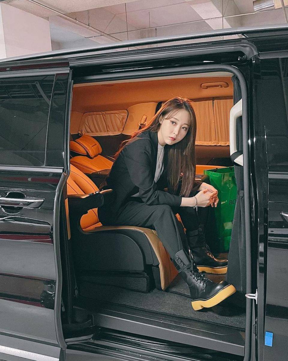 outfit monokrom ala Moonbyul (instagram.com/mo_onbyul)