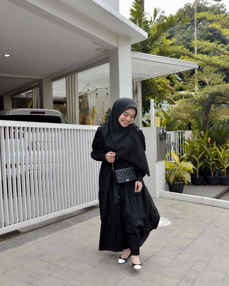 Lesty Kejora kenakan dress. (Instagram.com/Lestykejora)