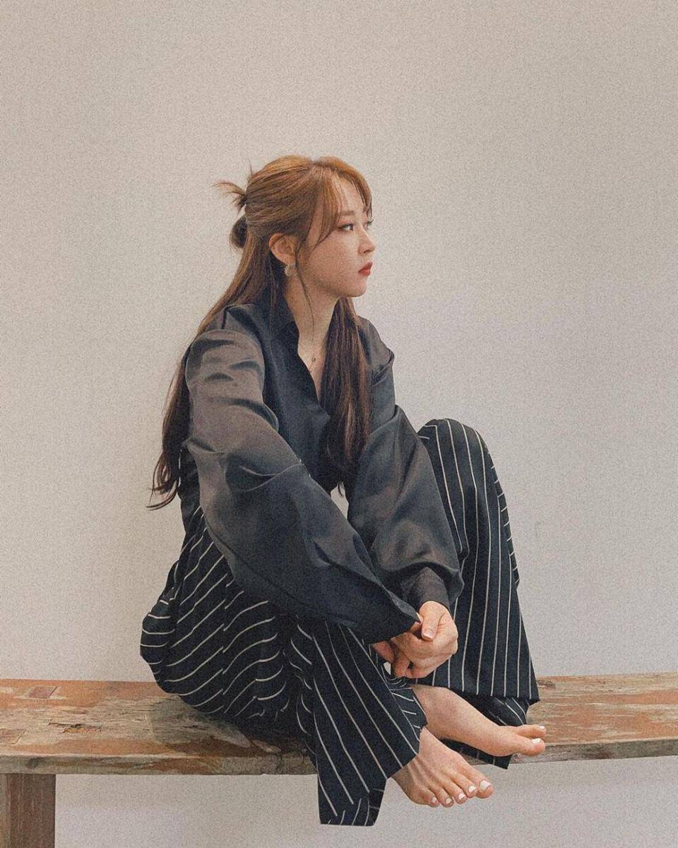 outfit monokrom ala Moonbyul (instagram.com/mo_onbyul)