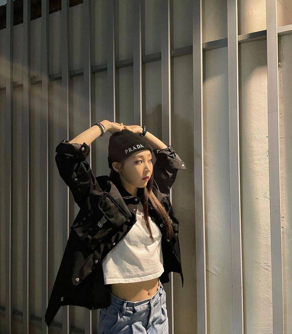 outfit monokrom ala Moonbyul (instagram.com/mo_onbyul)
