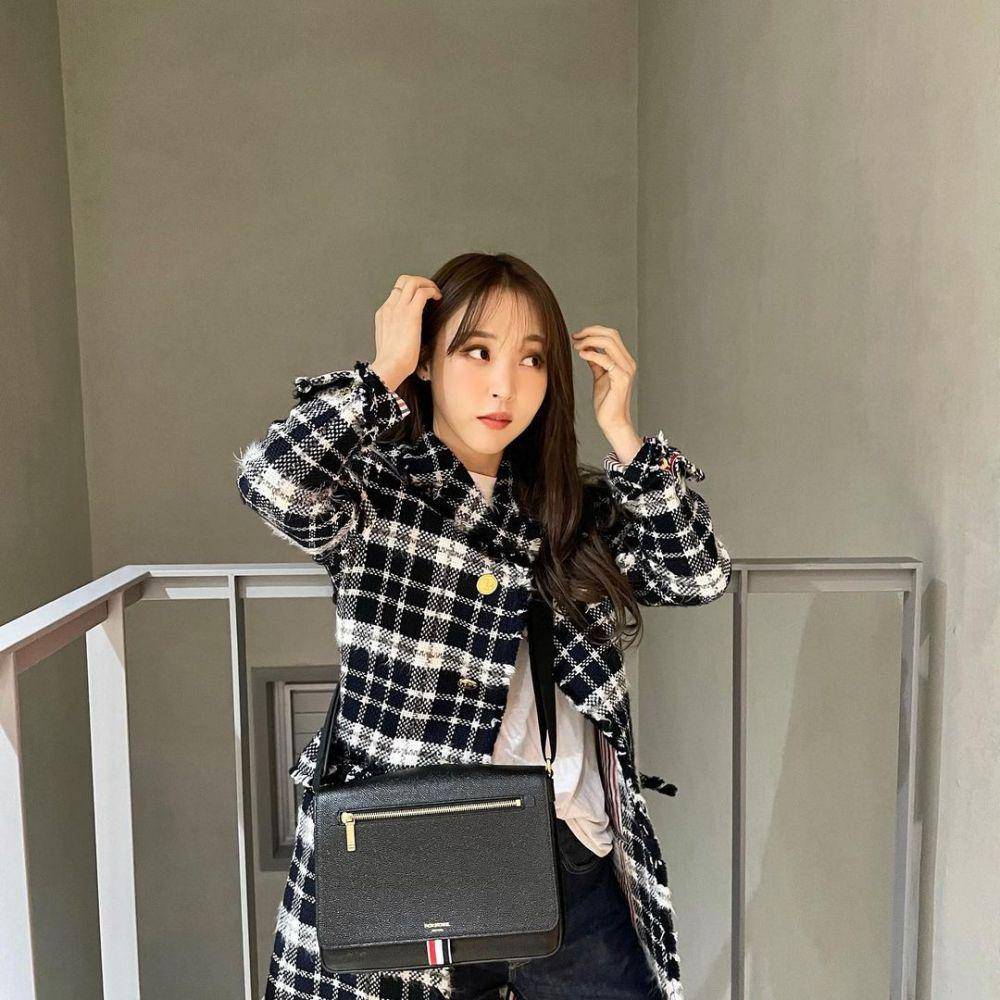 outfit monokrom ala Moonbyul (instagram.com/mo_onbyul)