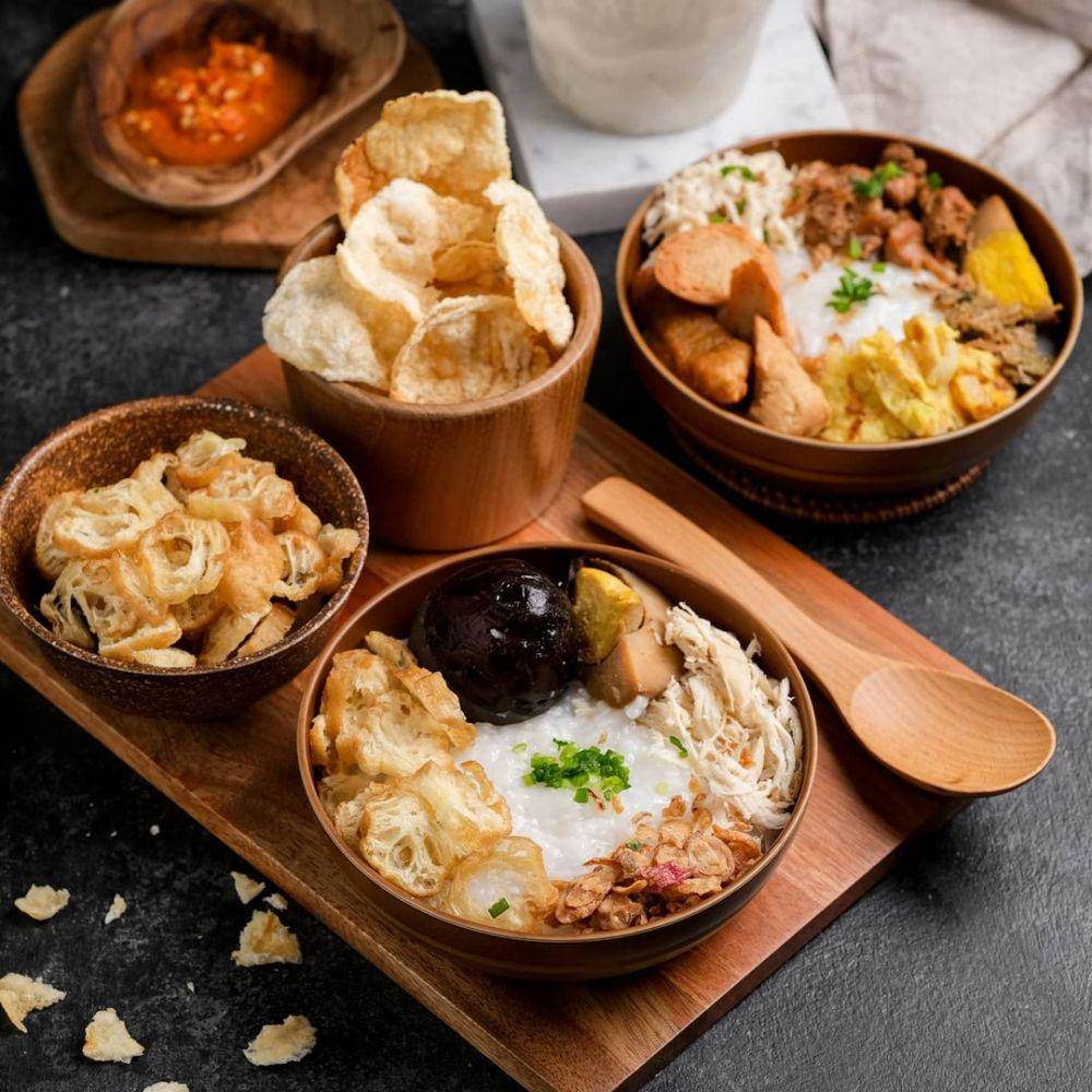 semangkuk Bubur Ayam Telur Pitan Depot Bubur 88 (instagram.com/depotbubur88)