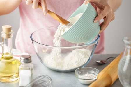 Tuang tepung ke dalam wadah (123rf.com/Olha Dubravina)
