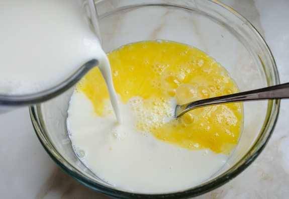 Tuang santan ke dalam adonan (onceuponachef.com)