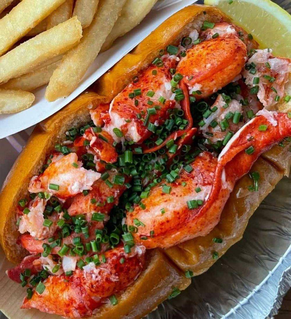 lobster roll (instagram/broadstreetoysterco)