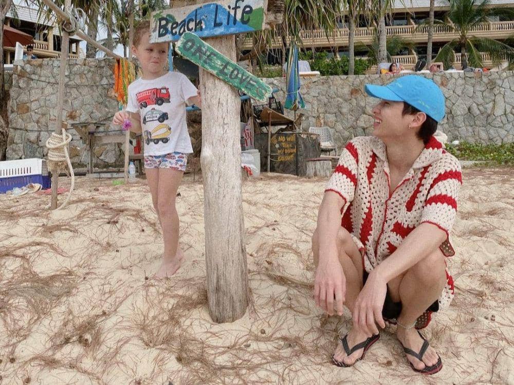 9 Potret Gun Atthaphan Saat Kenakan Sandal, Gayanya Santai!