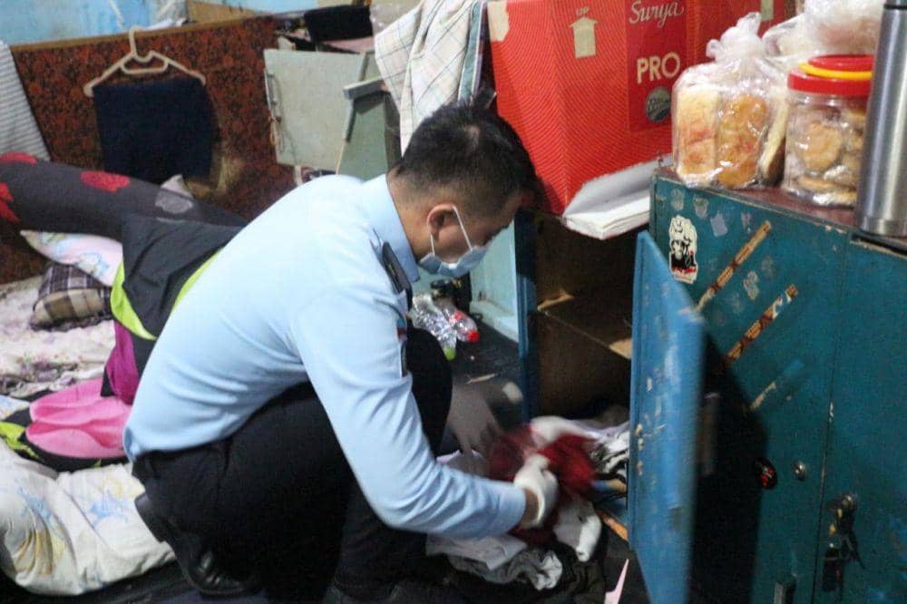Salah seorang petugas Rutan Kelas 1 Depok memeriksa kamar WBP. (Humas Rutan Depok)