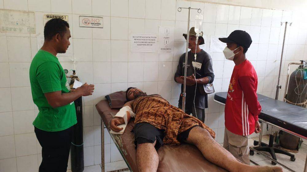 Rizki, korban serangan gajah liar saat mendapatkan perawatan medis (IDN Times/Istimewa)