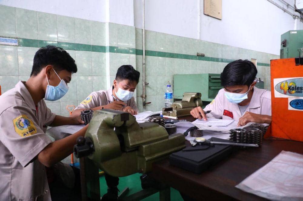 Balai Besar Pengembangan Pelatihan Kerja (BBLPK) Bandung kembali mengirim instruktur di bidang manufaktur ke PT ATMI IGI CENTER Solo guna meningkatkan kemampuannya. (Dok. Kemnaker)