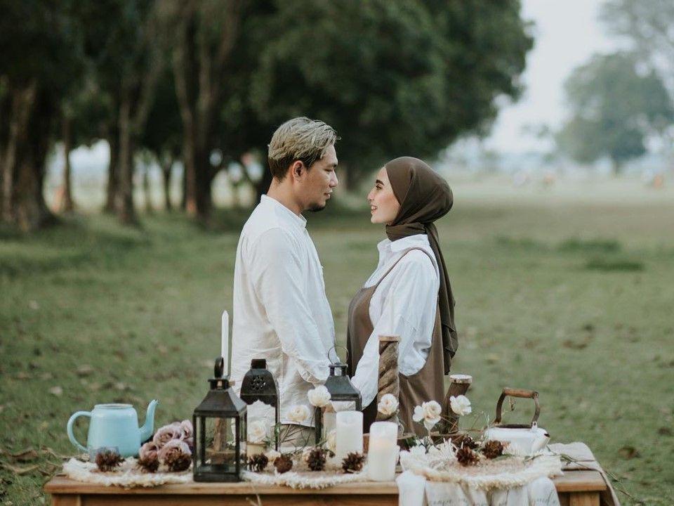 Jarang Disorot, 10 Potret Rizal Armada dan Istri yang Romantis Abis!