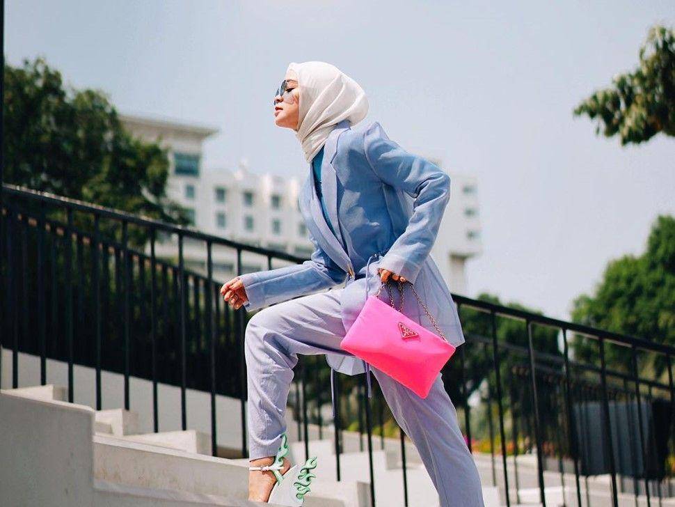 Tantri Namirah berpose di tangga. (instagram.com/tantrinamirah)