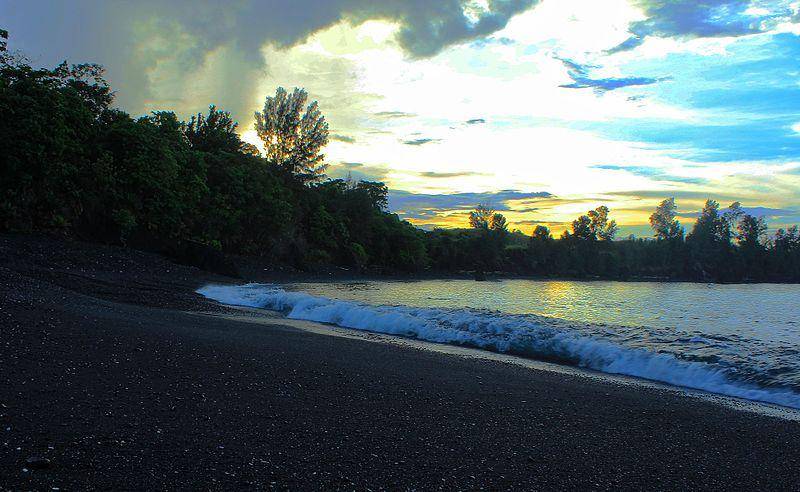 pantai di TWA Batu Angus, Kota Bitung (commons.wikimedia.org)