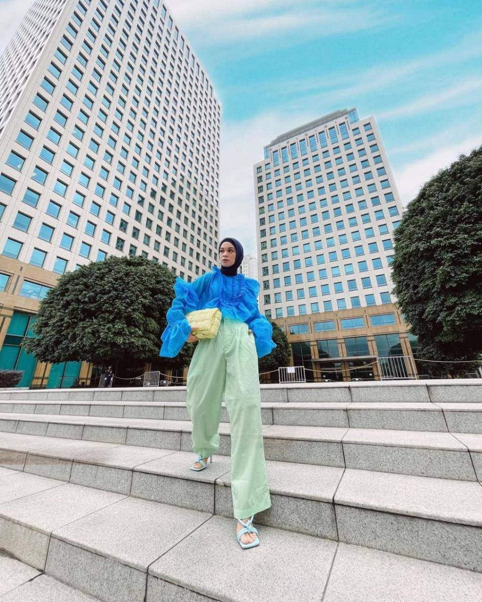 Tantri Namirah berpose di tangga. (instagram.com/tantrinamirah)