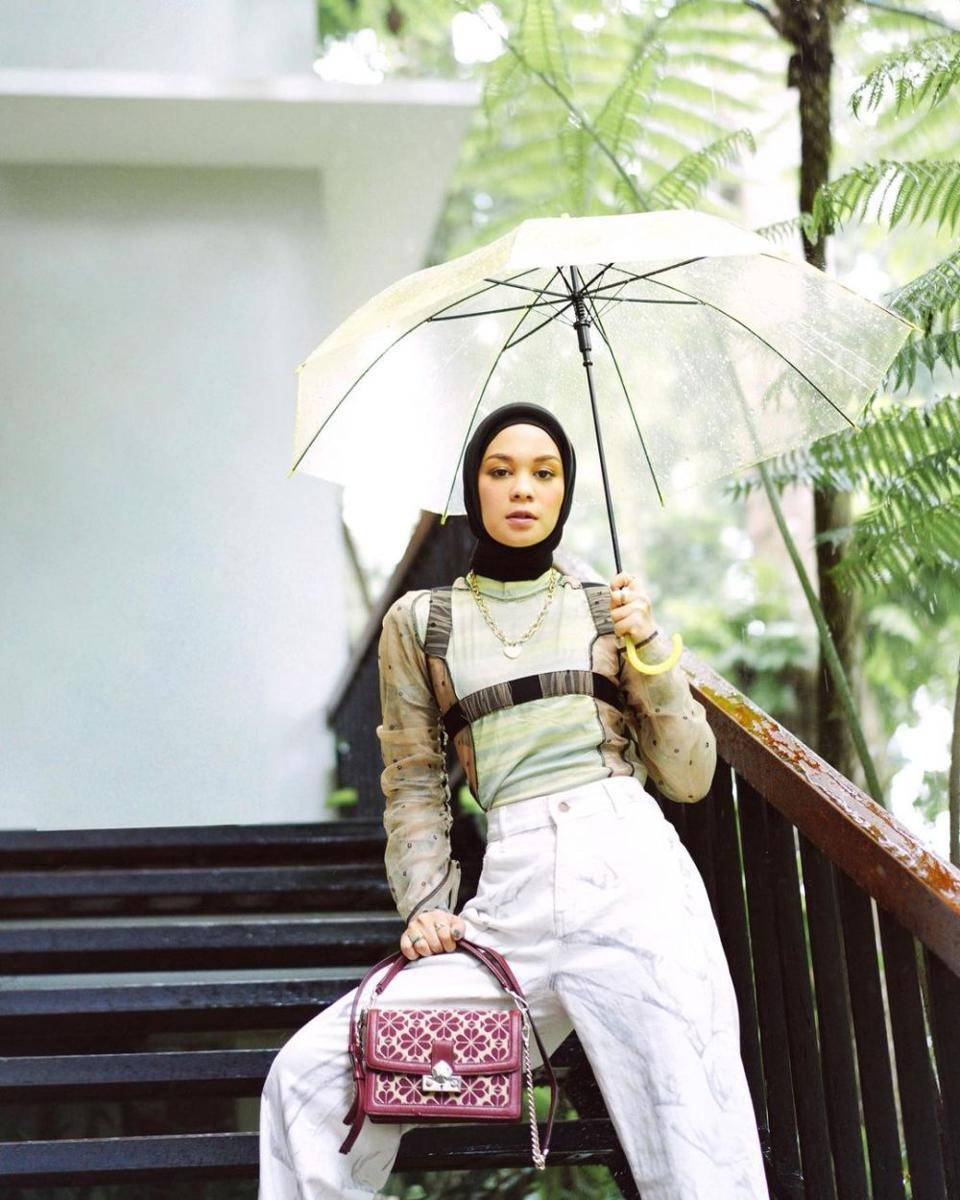 Tantri Namirah berpose di tangga. (instagram.com/tantrinamirah)
