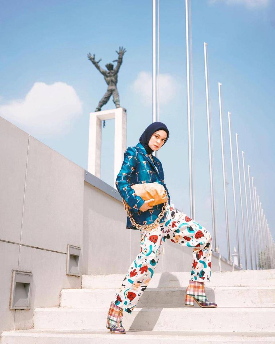 Tantri Namirah berpose di tangga. (instagram.com/tantrinamirah)