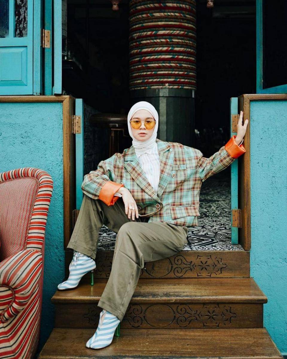 Tantri Namirah berpose di tangga. (instagram.com/tantrinamirah)