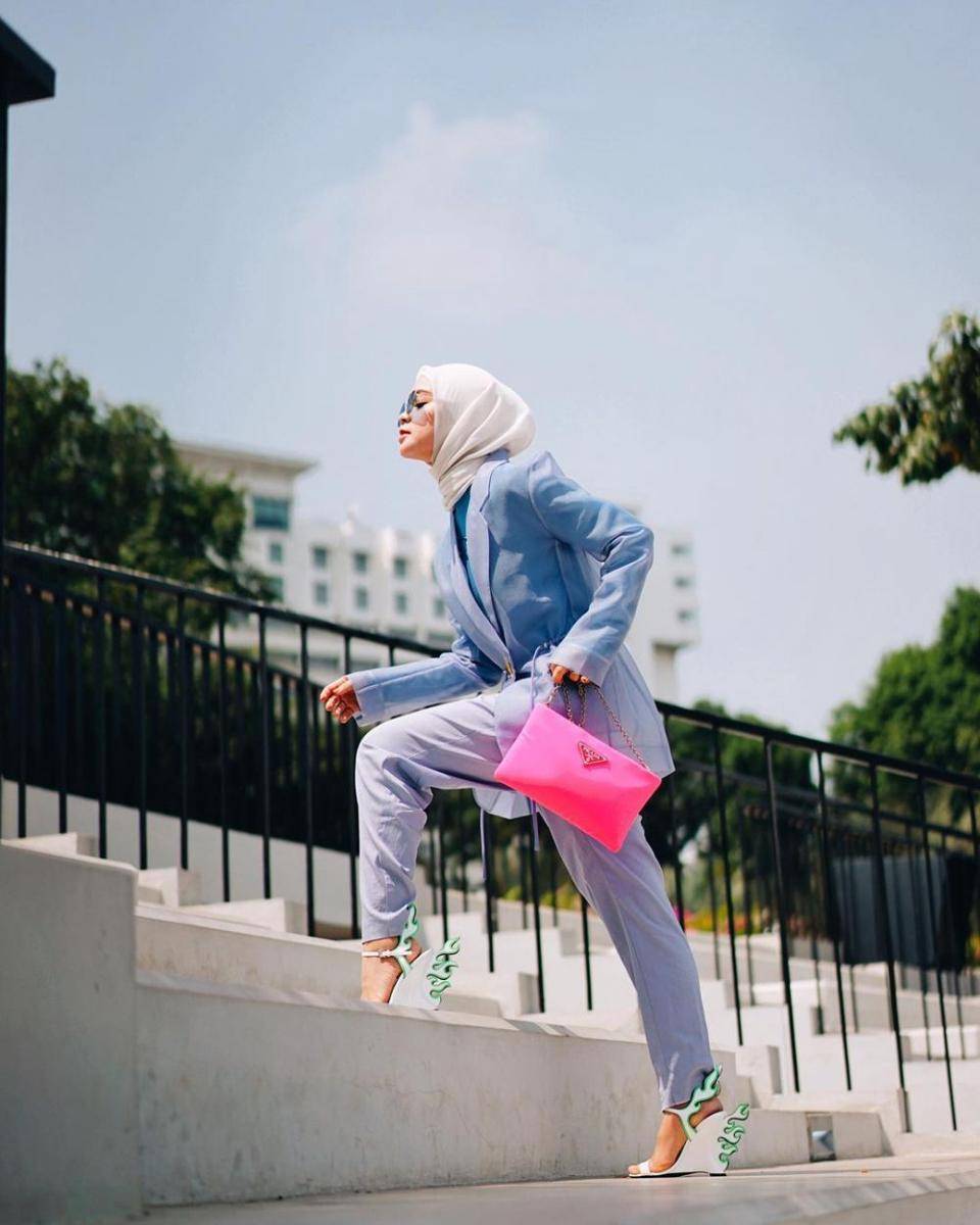 Tantri Namirah berpose di tangga. (instagram.com/tantrinamirah)