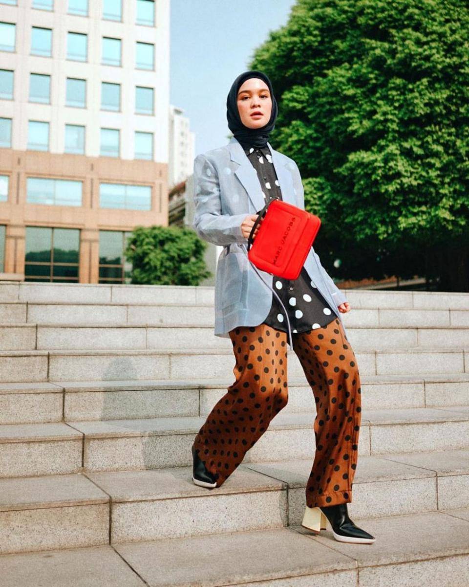 Tantri Namirah berpose di tangga. (instagram.com/tantrinamirah)