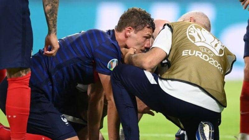 Bek Prancis Sempat KO Kena Serangan Lutut Ala UFC Pemain Jerman