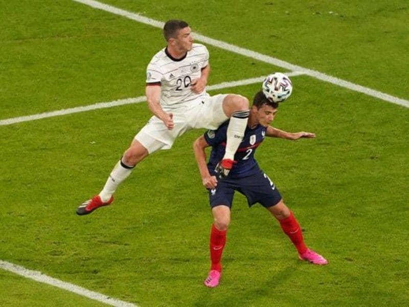 Duel bek Prancis, Benjamin Pavard, melawan pemain Jerman, Robin Gosens / Daily Mirror