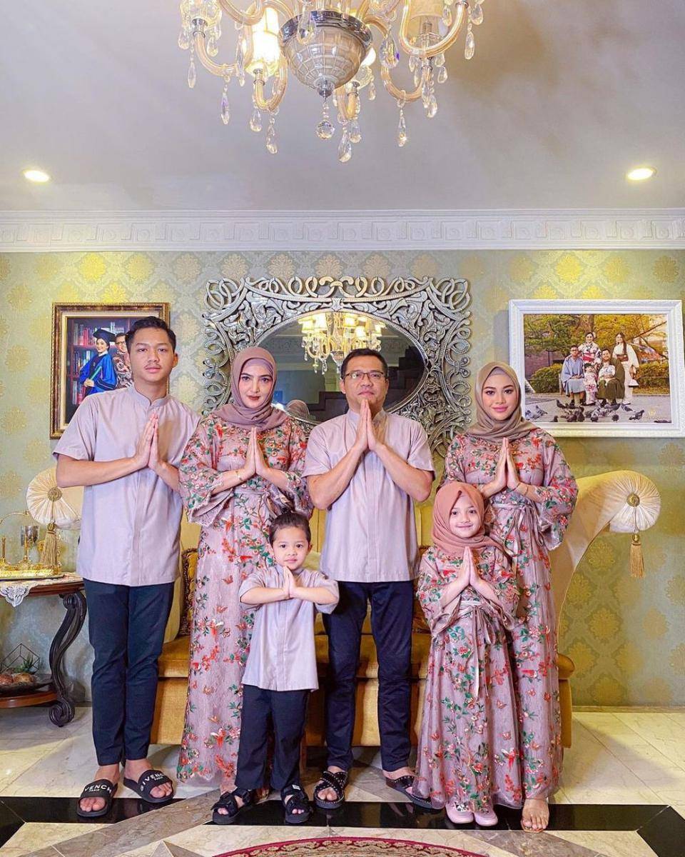 bingkai foto keluarga di rumah Anang dan Ashanty (instagram.com/ashanty_ash)