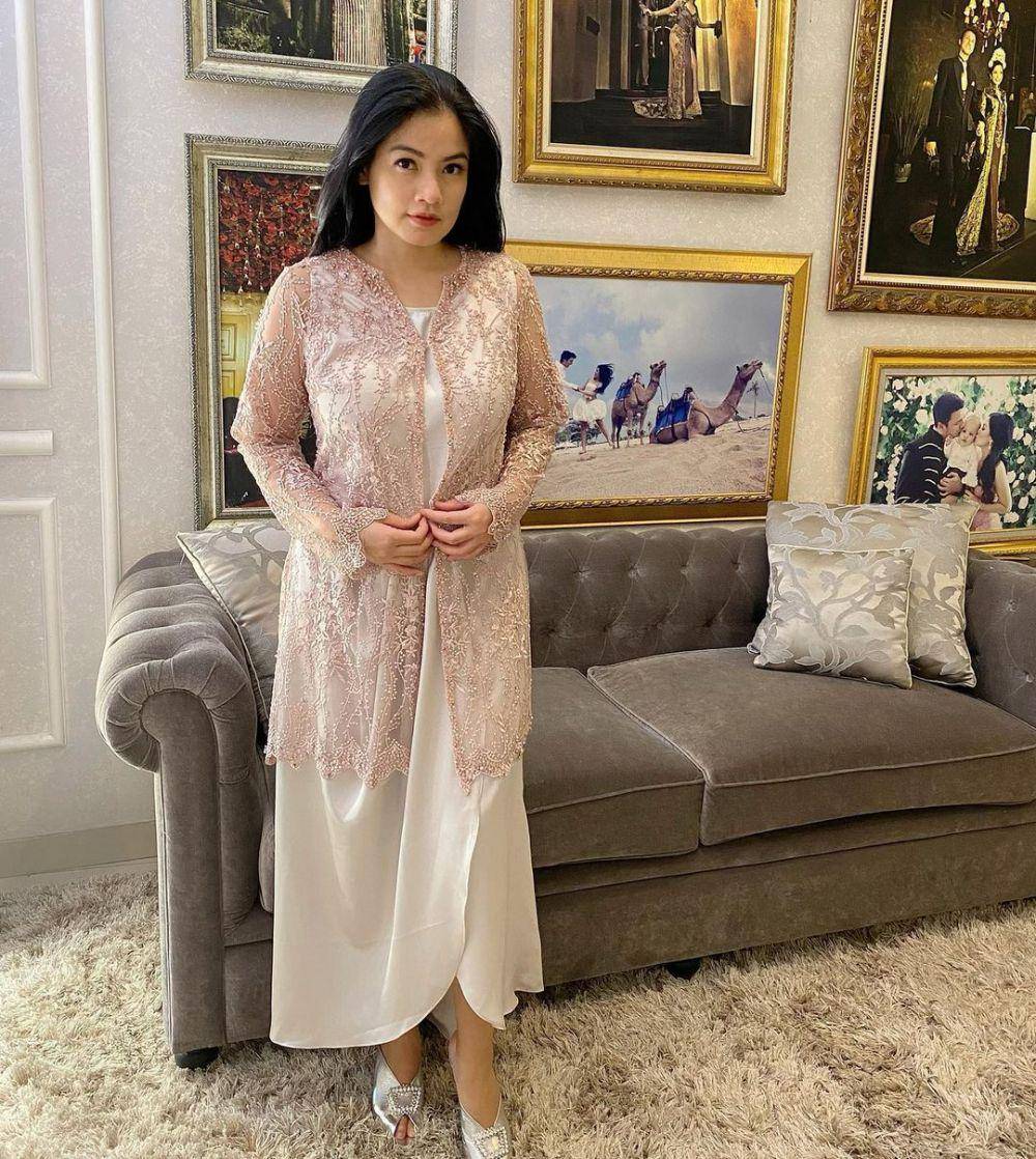 bingkai foto keluarga di rumah Titi Kamal dan Christian Sugiono (instagram.com/titi_kamall)