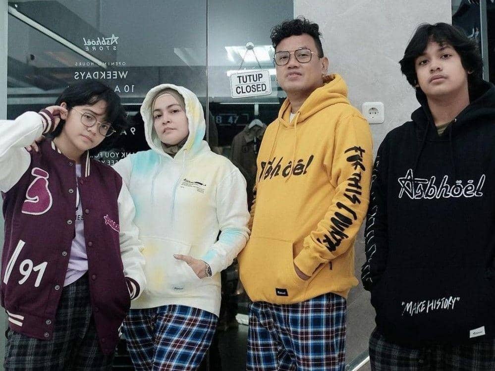 Jadi Sorotan, 10 Potret Kompak Keluarga Uya Kuya