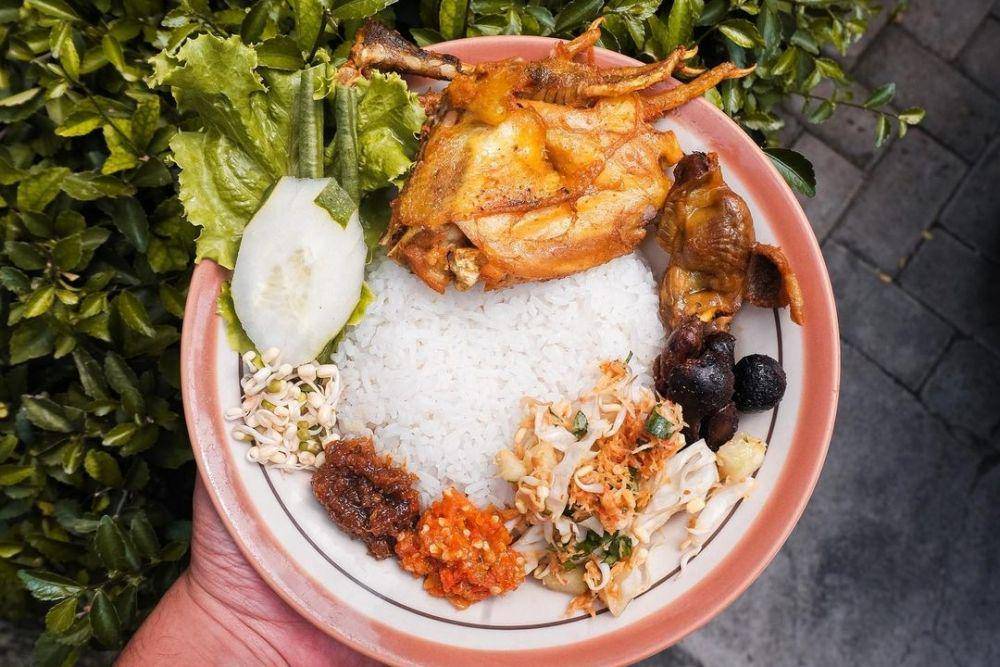 Sepiring ayam goreng Mbah Karto (instagram.com/tumbarmerica)