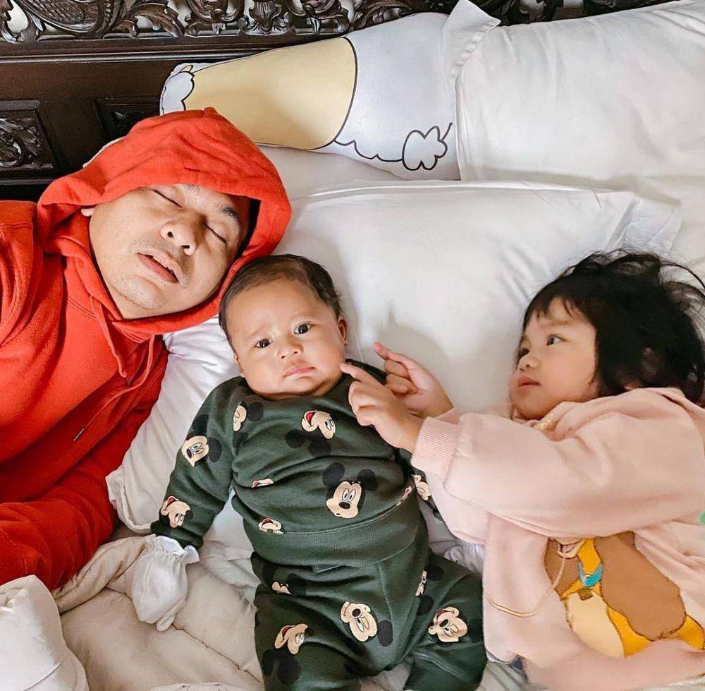Raditya Dika bersama kedua anaknya (instagram.com/raditya_dika)