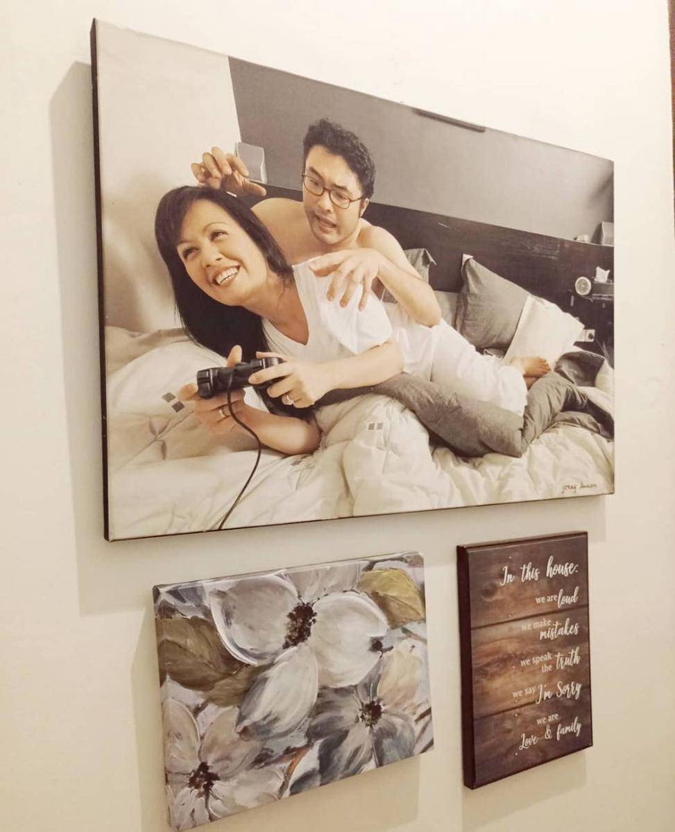 bingkai foto keluarga di rumah Cynthia Lamusu dan Surya Saputra (instagram.com/cynthia_lamusu)