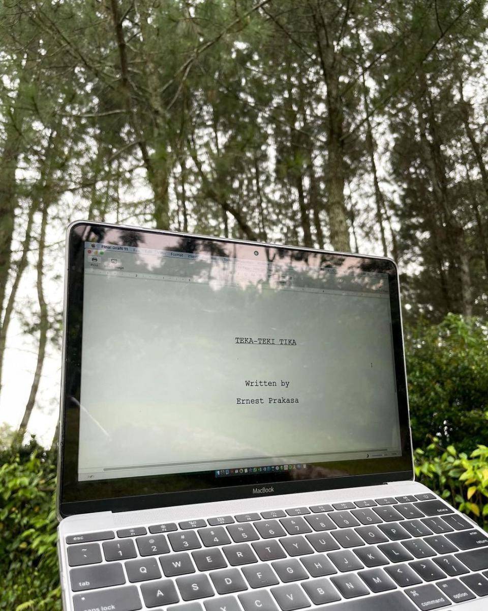 Proses syuting film Teka-Teki Tika. (instagram.com/ernestprakasa)